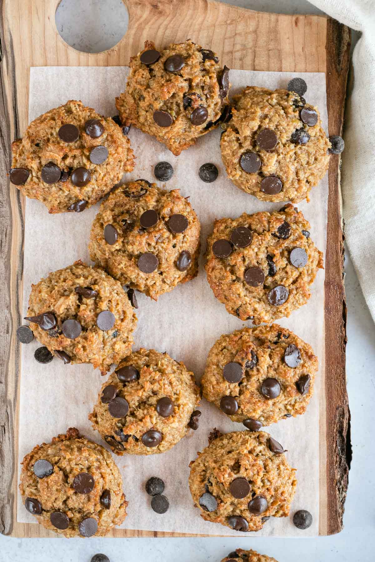 Quinoa-Cookies on wooden board